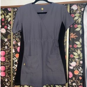 Wonderwink maternity scrub top